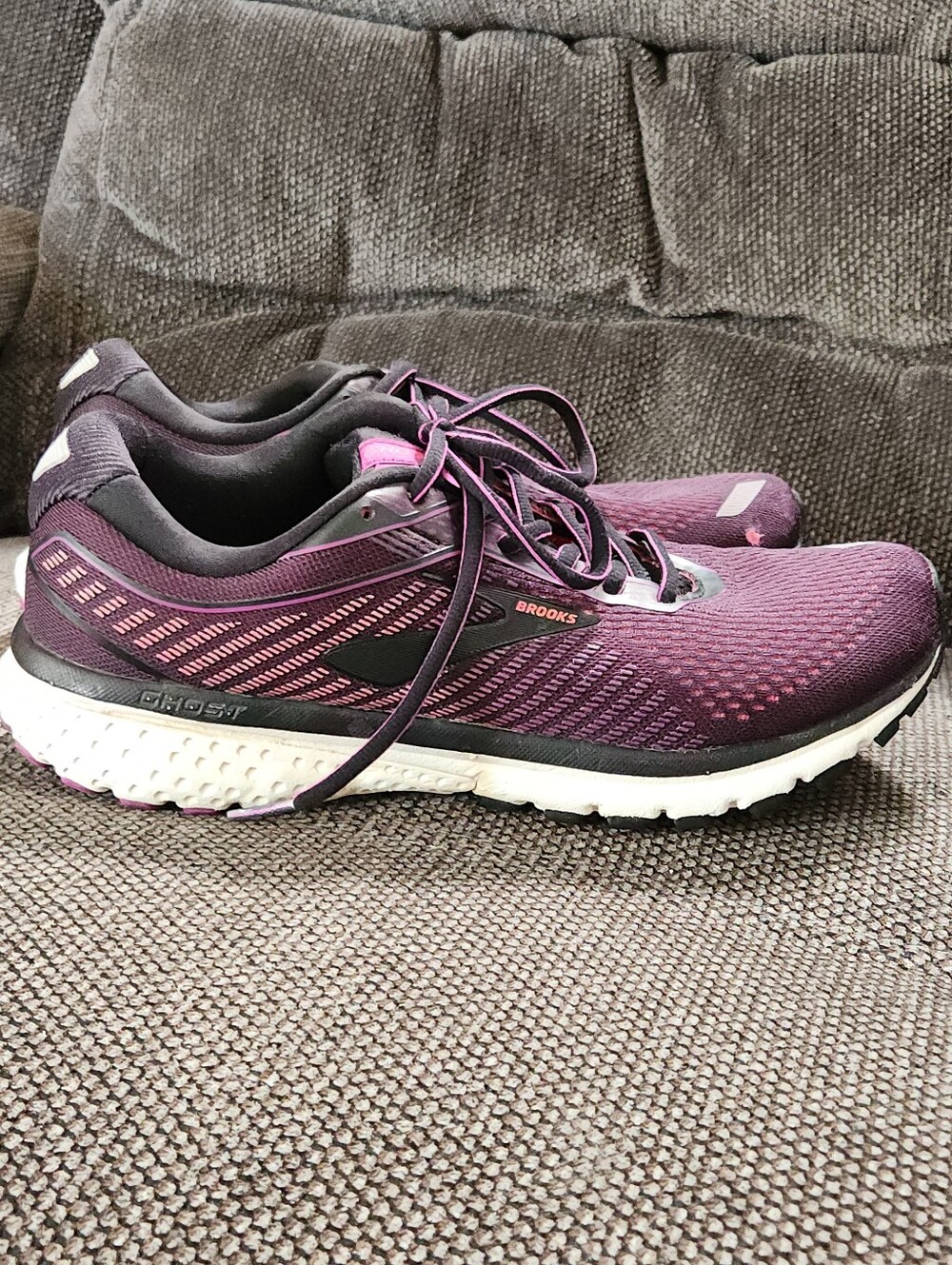 Brooks Ghost 12 Black & Purple Running Shoes Athletic Sneakers Women's Size 10